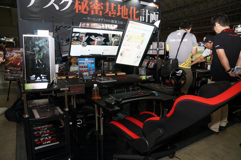 Bauhutteのゲーミングチェアと組み合わせて、ASUSのPCパーツなどを展示