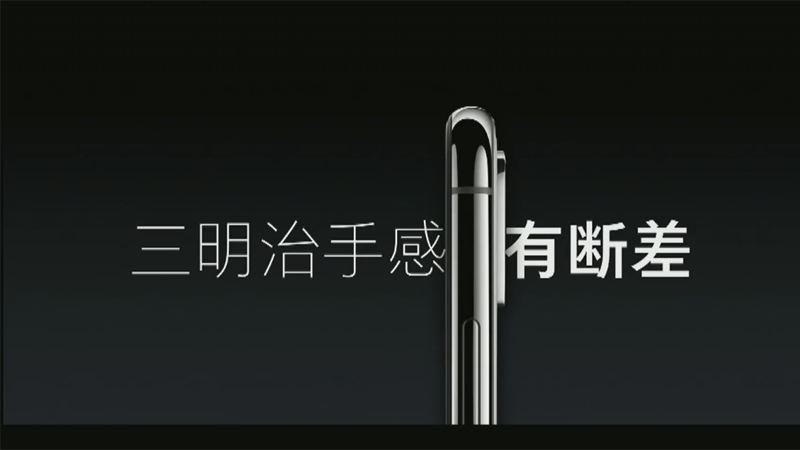 従来の画面+フレーム+背面カバーのサンドイッチ構造では若干手に引っかかりを覚えるが、16Xは側面フレームと一体の金属削りだしカバーとなった