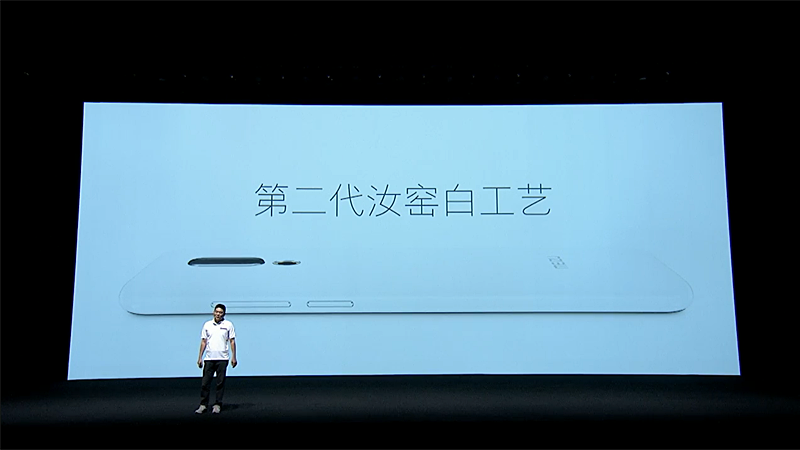 ホワイトモデルではセラミックのような質感を実現したという