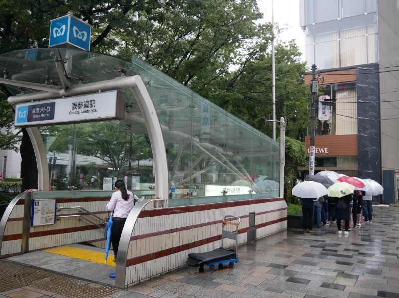 午前7時過ぎには、東京メトロ表参道駅まで列は伸びていた