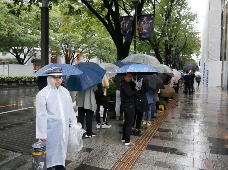 傘をさした長い列。雨のなかでiPhoneの発売を迎えたのは都内では初めてのことだ