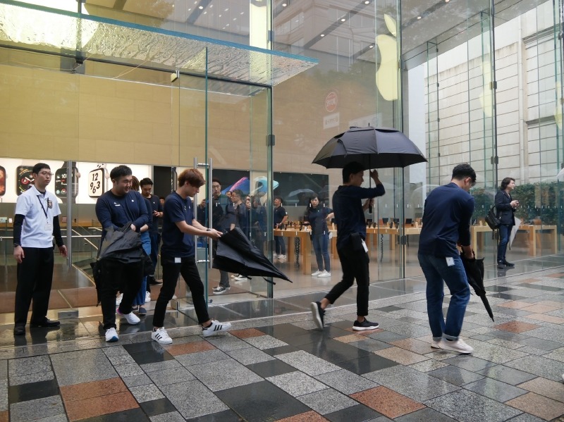 発売3分前になりスタッフが傘を持って出てきた