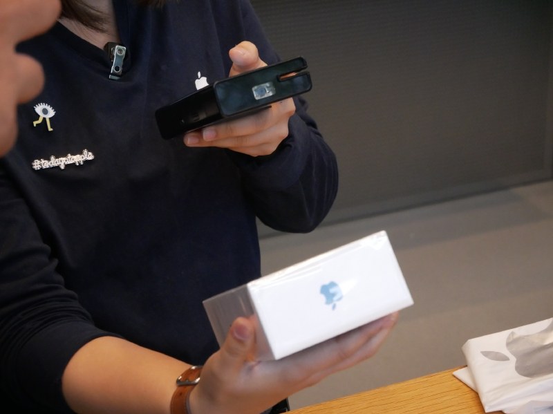 購入手続きをするスタッフ