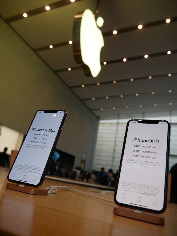 発売されたiPhone XS(右)とiPhone XS Max(左)