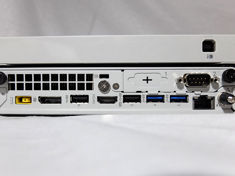 背面にはUSB 3.1×2、USB 3.0×2(1基はキーボードからの電源オンに対応)、Gigabit Ethernet、HDMI、Display Port、シリアルポート、無線LAN用アンテナ接続端子もある