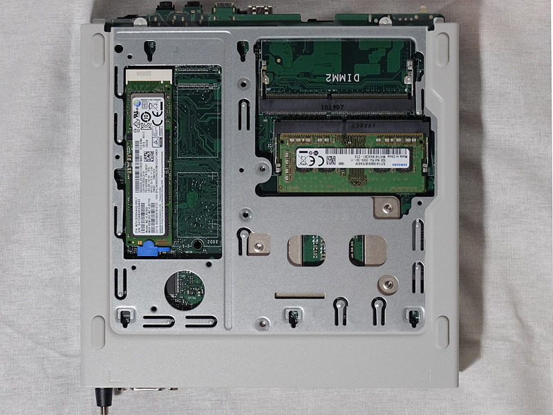 底面部を開けると、M.2 NVMeスロットとメモリスロットにアクセスできる