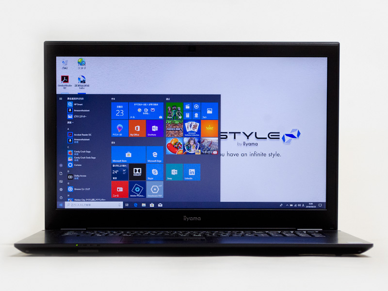 前面。非光沢のパネル、中央上に100万画素カメラ。正面側面左側にステータスLED