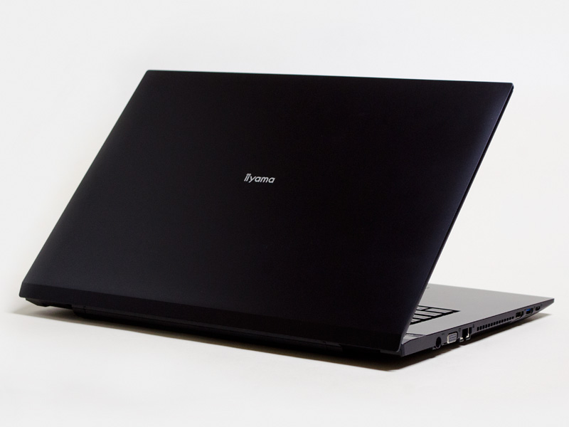 斜め後ろから。天板はiiyamaのロゴのみ。意外と薄いのが分かる