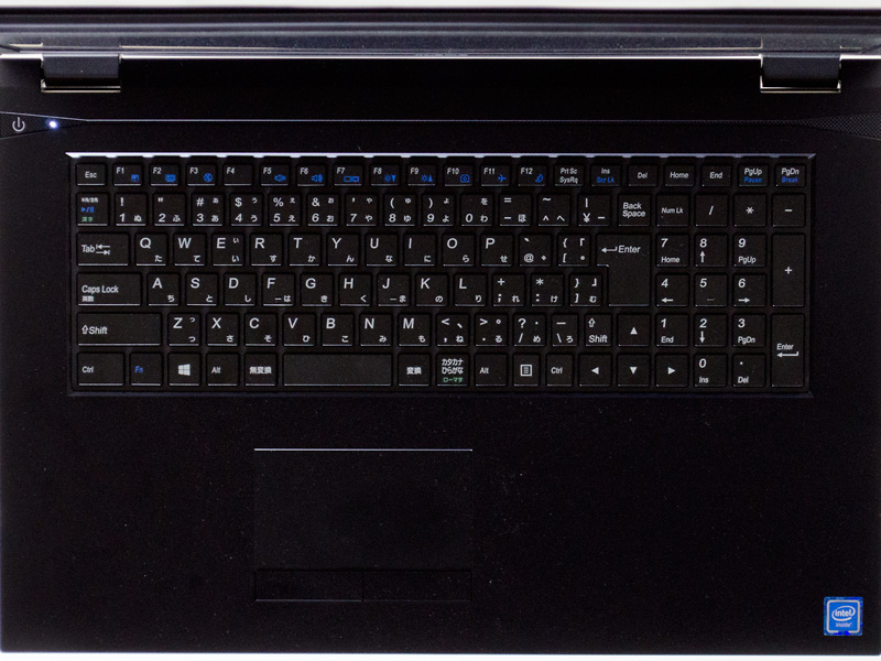 キーボードはテンキー付きのアイソレーションタイプ。タッチパッドは2ボタン式