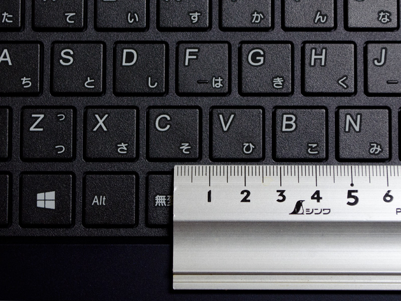 キーピッチは実測で約18mm。とくに気になる並びや特別ピッチが狭いキーはない