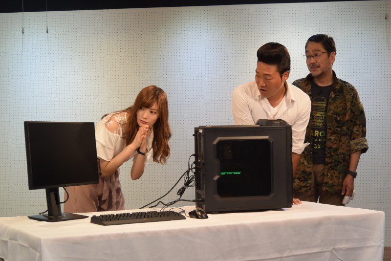 いよいよスイッチを入れ、無事にWindows 10が動作するのか、緊張の一瞬! 橋本真帆さんも思わず手を合わせる。