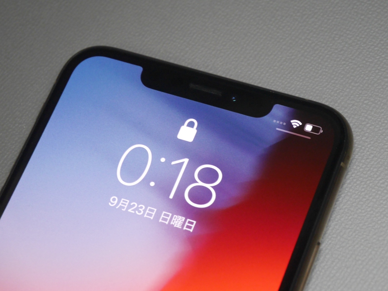 画面上部にはセンサーハウジングと呼ばれる黒帯がある