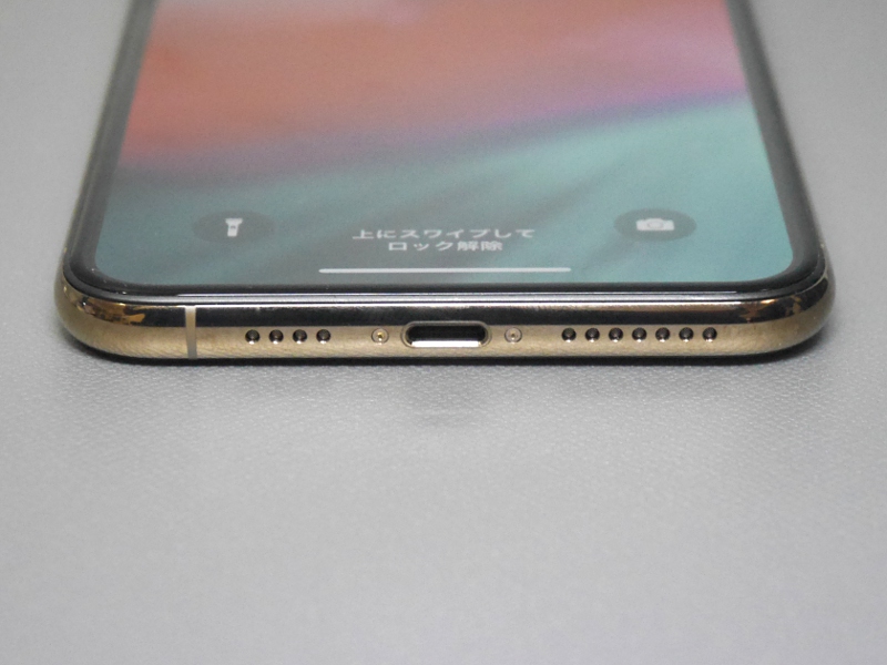 底面にはLightningコネクタとスピーカーを備える