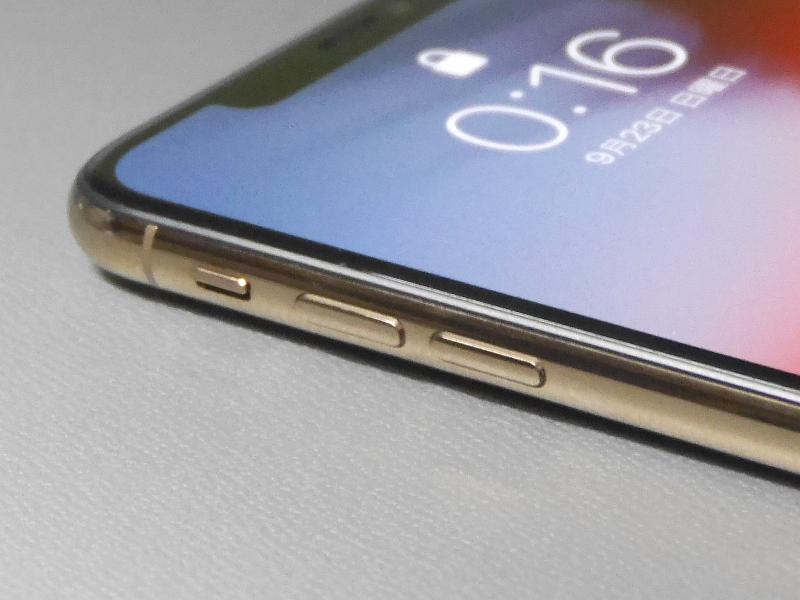 左側面にはミュートスイッチ、音量調整ボタンを備える