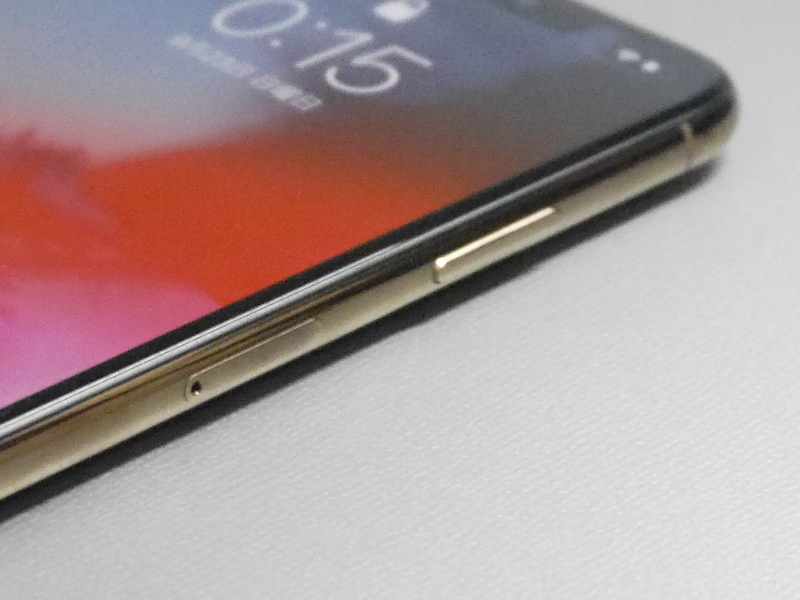 右側面には電源ボタン、SIMカードスロットを備える