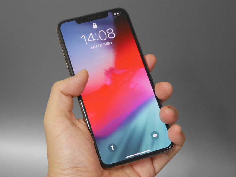 6.5型というと巨大に感じるが、ベゼルレスかつ縦長画面での6.5型ということで、筐体サイズ自体はであり、片手で無理なくつかめる幅しかない