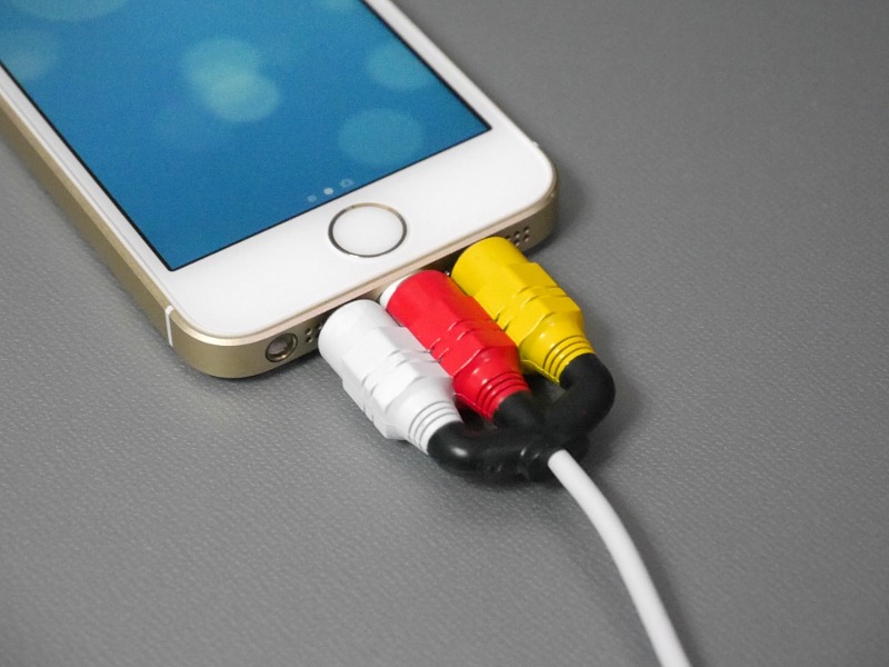 Lightningケーブルに装着したところ。まるでレガシーケーブルを使ってiPhoneを充電しているような外観になる