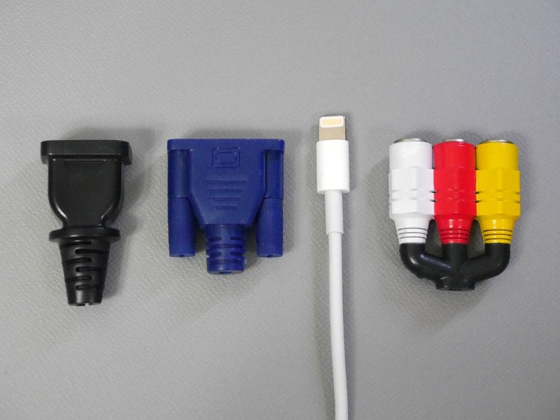 Lightningケーブルのコネクタに装着して使用する。ちなみにいずれも実物よりわずかに小さい