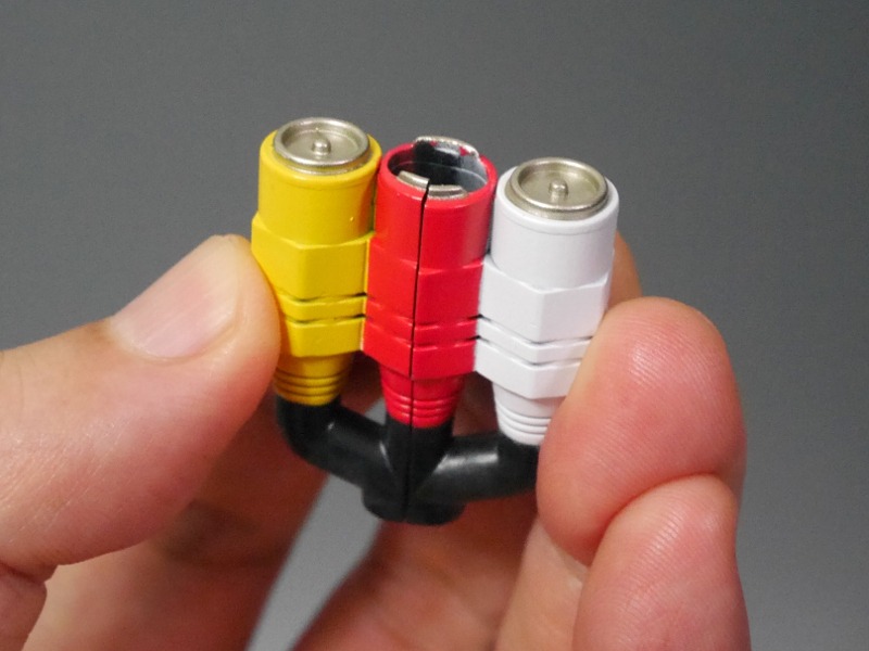 本体は軟質樹脂(PVC素材)。裏側に切れ込みがある