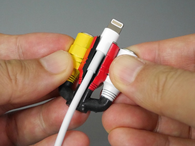 純正のLightningケーブルを挟み込む。やや力が必要になるので、すでに破れかけているコネクタをはさむのはやめたほうがよさそうだ