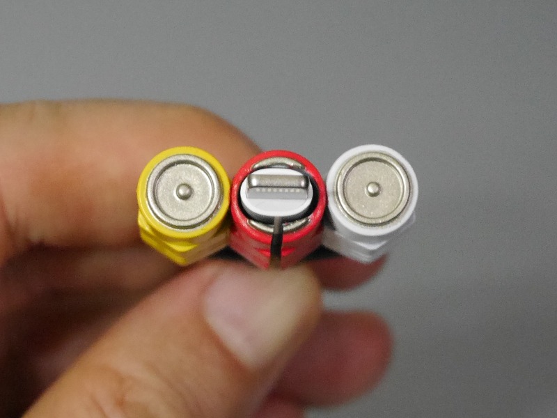 RCAケーブルの端子側(?)のアップ。中央がLightningケーブル