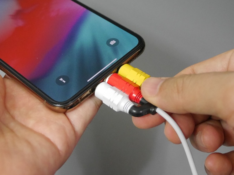 iPhoneのLightningコネクタに差しこむ