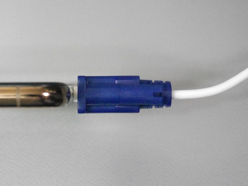 コネクタは実物よりひとまわり小さいとはいえ、iPhoneよりも厚みがある