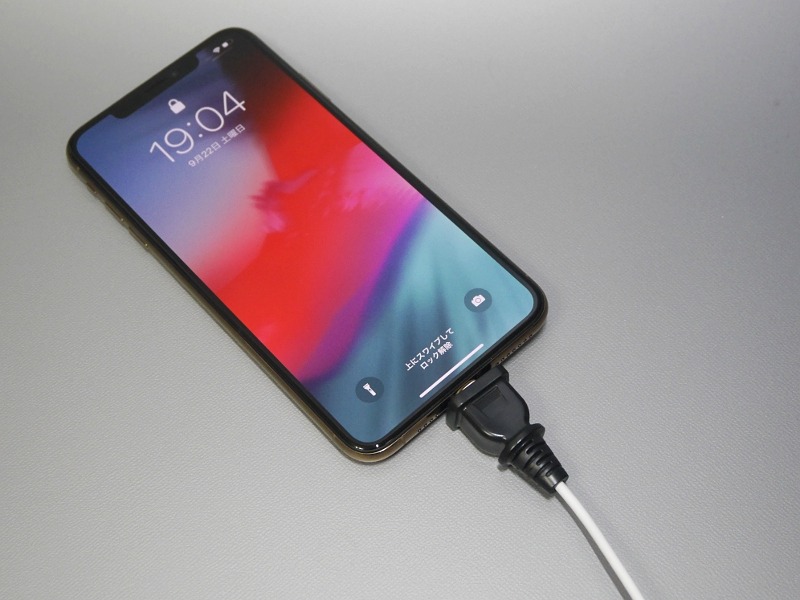 iPhone Xs Maxに装着したところ。順にコンセント、ミニD-Sub15ピン、RCAケーブル