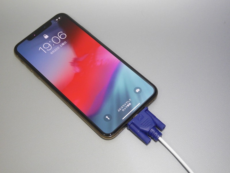 iPhone Xs Maxに装着したところ。順にコンセント、ミニD-Sub15ピン、RCAケーブル