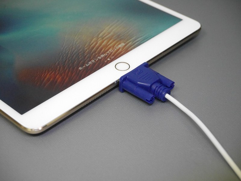 iPad Pro 10.5に装着したところ。ホームボタンのあるモデルに装着したほうが違和感があって楽しい。順にコンセント、ミニD-Sub15ピン、RCAケーブル