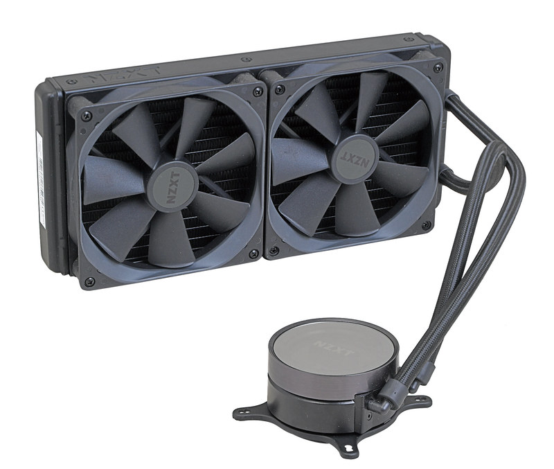 NZXT KRAKEN X62。RGB LEDの美しさで有名なCPUクーラー。同社のH700iと同じユーティリティで制御できる。28cmクラスのラジエータを搭載しており、CPUクーラーとしての冷却性能も十分