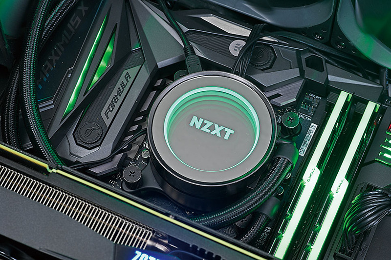 KRAKEN X62の水冷ヘッドのLEDイルミネーションは必見の美しさ。思わず見入ってしまう。G.Skillメモリやマザーボードも乳白色カバーを通してとてもきれいに光る