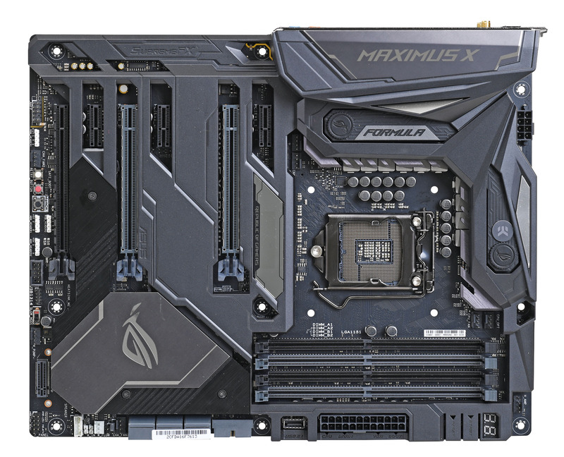 ASUSTeK Computer ROG MAXIMUS X FORMULA。タフネス仕様のハイエンドZ370マザー。高耐久VRMに加えて、反りや歪みを防ぐバックプレートやビデオカードの熱から基板を守るアーマーを備え、RTX 2080 Tiに負けないオーラが漂う