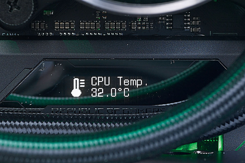 見た目と実用性を兼備。マザー中央部の「Live Dash」には、CPU温度などを表示可能(ユーティリティで選択)。ミラーを透過するOLED(有機EL)表示はクリアで見やすく、存在感は周囲のLEDに劣らない