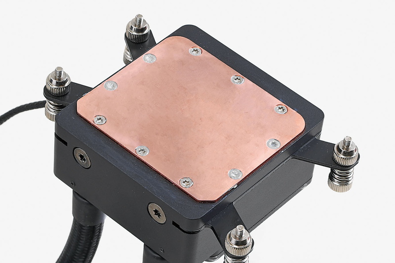 ThreadripperのヒートスプレッダはどのCPUよりも巨大。接地面の広い専用のクーラーが確実だ