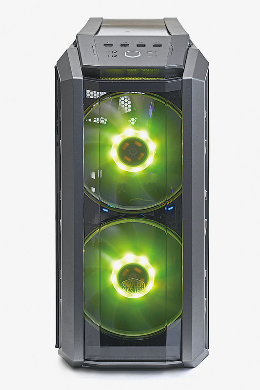 MasterCase H500Pのフロントにある20cmの大口径ファンをきっちり回せば、中に熱気がこもる心配もない。PWM4ピンの延長ケーブルを確保しておくと、ケースファンの配線が取り回しやすくなるのでオススメ