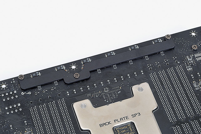 通常運転時でも発熱量が多いVRM部に、大型のヒートシンクとバックプレートを装備してるのもこのマザーを選定した決め手