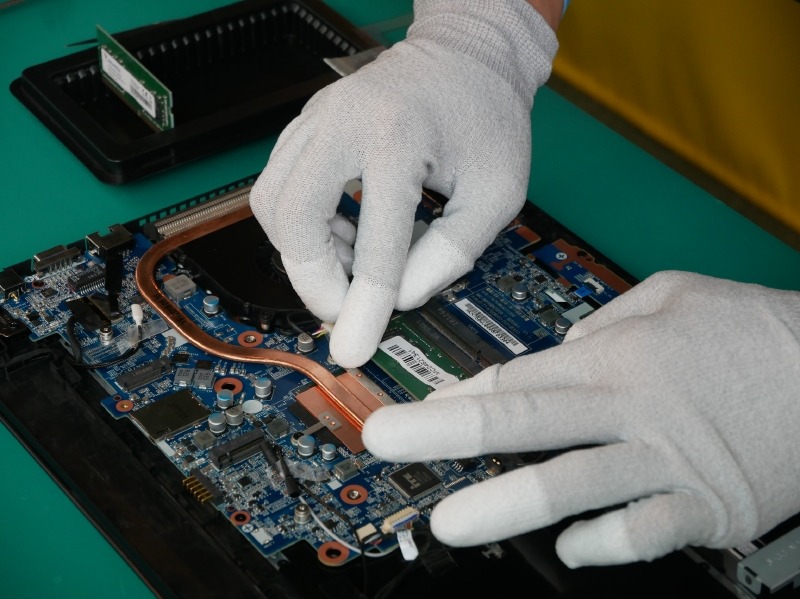 最初の作業はメモリの装着から