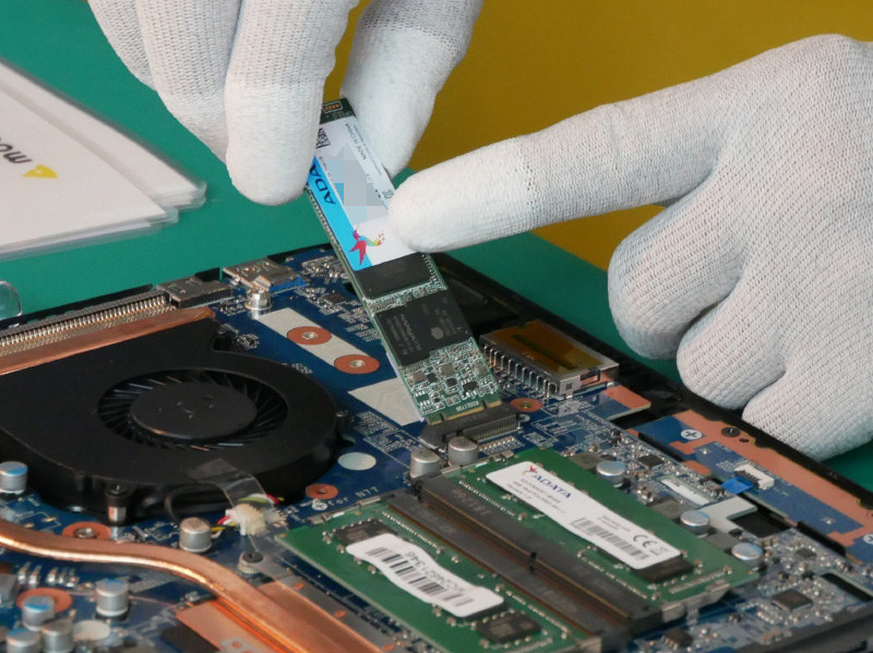 続いてSSDの搭載。搭載前にサーマルパッドを貼り付ける
