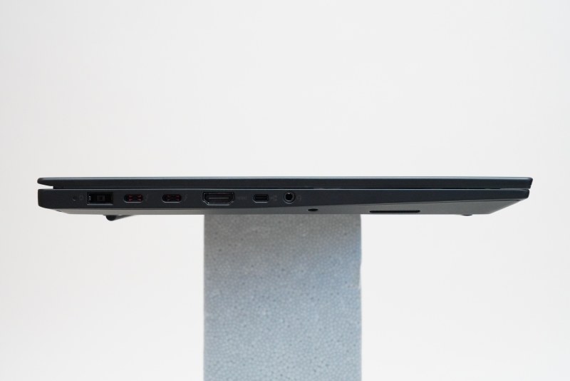 本体左側面。左から電源ジャック、USB 3.1 Type-C(Thunderbolt 3、映像出力機能付き)×2、HDMI、イーサネット拡張コネクタ(RJ45拡張コネクタを使用)、マイクロフォン/ヘッドフォンコンボジャックを用意