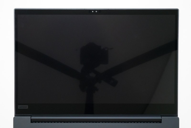 ディスプレイ面。フルHDパネルはマルチタッチ非対応で非光沢仕様、4K UHDパネルはマルチタッチ対応で光沢仕様