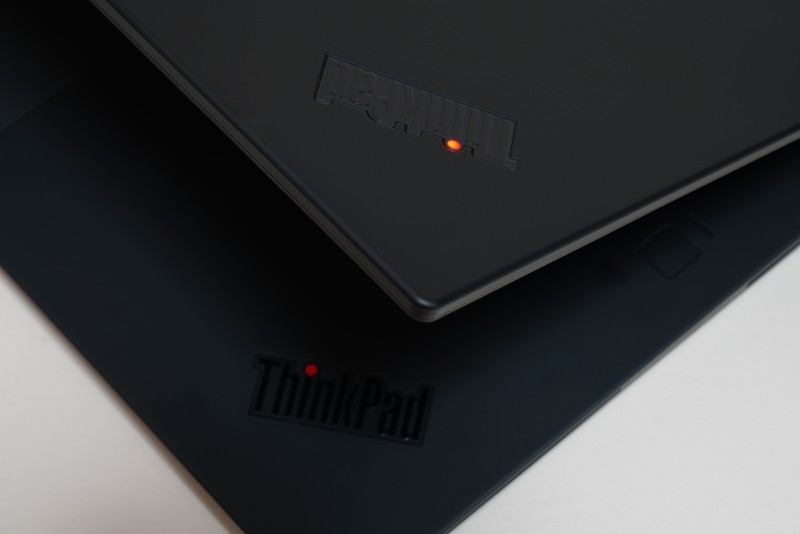 天面の「ThinkPad」の赤丸はシステム状況インジケータ。起動しているときは赤く点灯、電源に接続すると3回連続点灯、スリープ状態ではゆっくり点滅など電源関連のステータスを判別できる