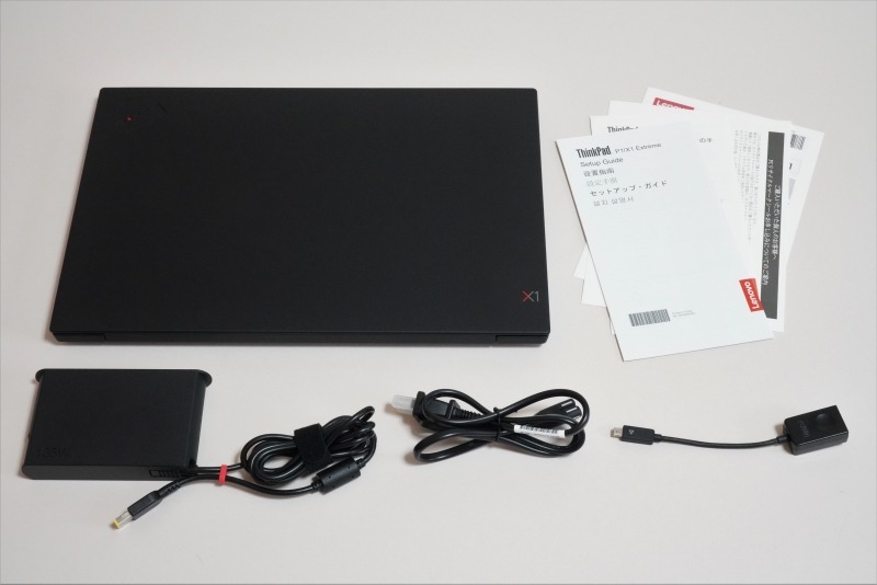 パッケージには本体、135W ACアダプタ、電源ケーブル、RJ45拡張コネクタ、説明書が入っている