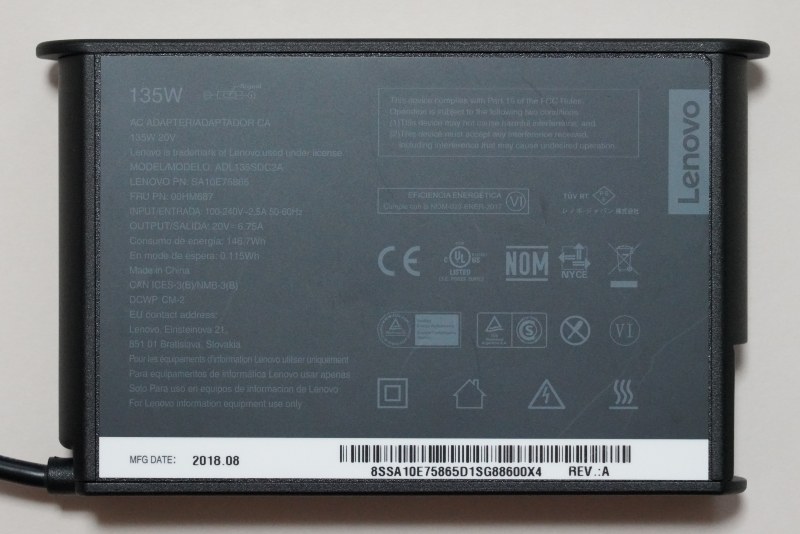 135W ACアダプタの仕様は入力100-240V～2.5A、出力20V/6.75A。USB Power Deliveryで規定されている100W(20V/5A)を超えているので、従来のACアダプタが採用されている