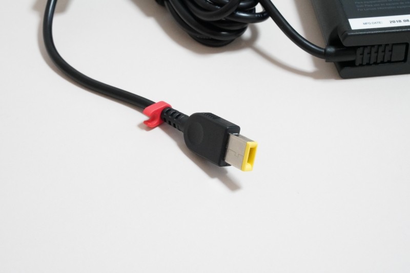 独自形状の角形コネクタ。サイズは大きいが抜き差しはスムーズだ