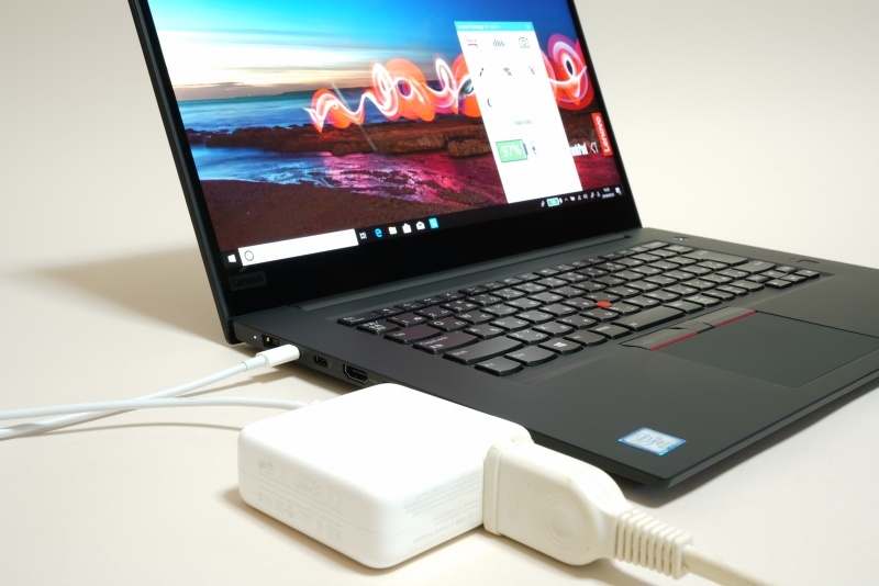 13インチMacBook Proに同梱されている「61W USB-C電源アダプタ」で給電されることを確認したが、高負荷時はバッテリ残量が減っていく。USB 3.1 Type-C端子から充電するさいは、基本的にスリープ状態で行なうことになる