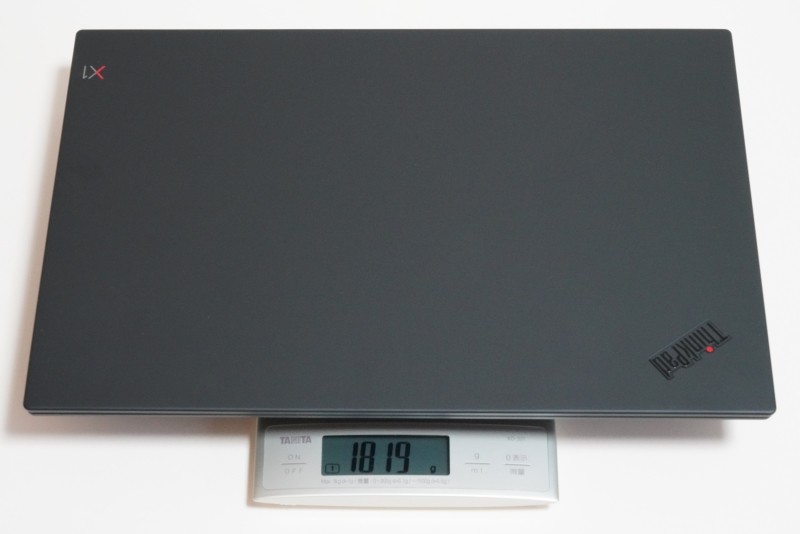 本体の実測重量は約1,819g。なおカタログ値は、フルHD液晶モデルが約1.71kg、4K UHD液晶モデルが約1.84kgとなっている