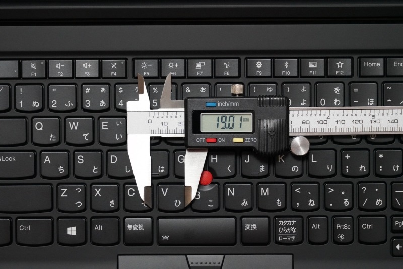 薄型筐体ながらキーストロークは1.8mm、キーピッチは19.05mmが確保されている