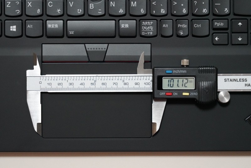 タッチパッドのサイズは実測約101×68mm(TrackPointボタンを除く)。高級感のあるガラスパネルが採用され、触感も心地よくなるように表面形状が最適化されている