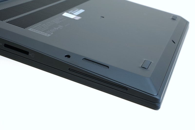 ステレオスピーカーは底面左右側面に内蔵されている